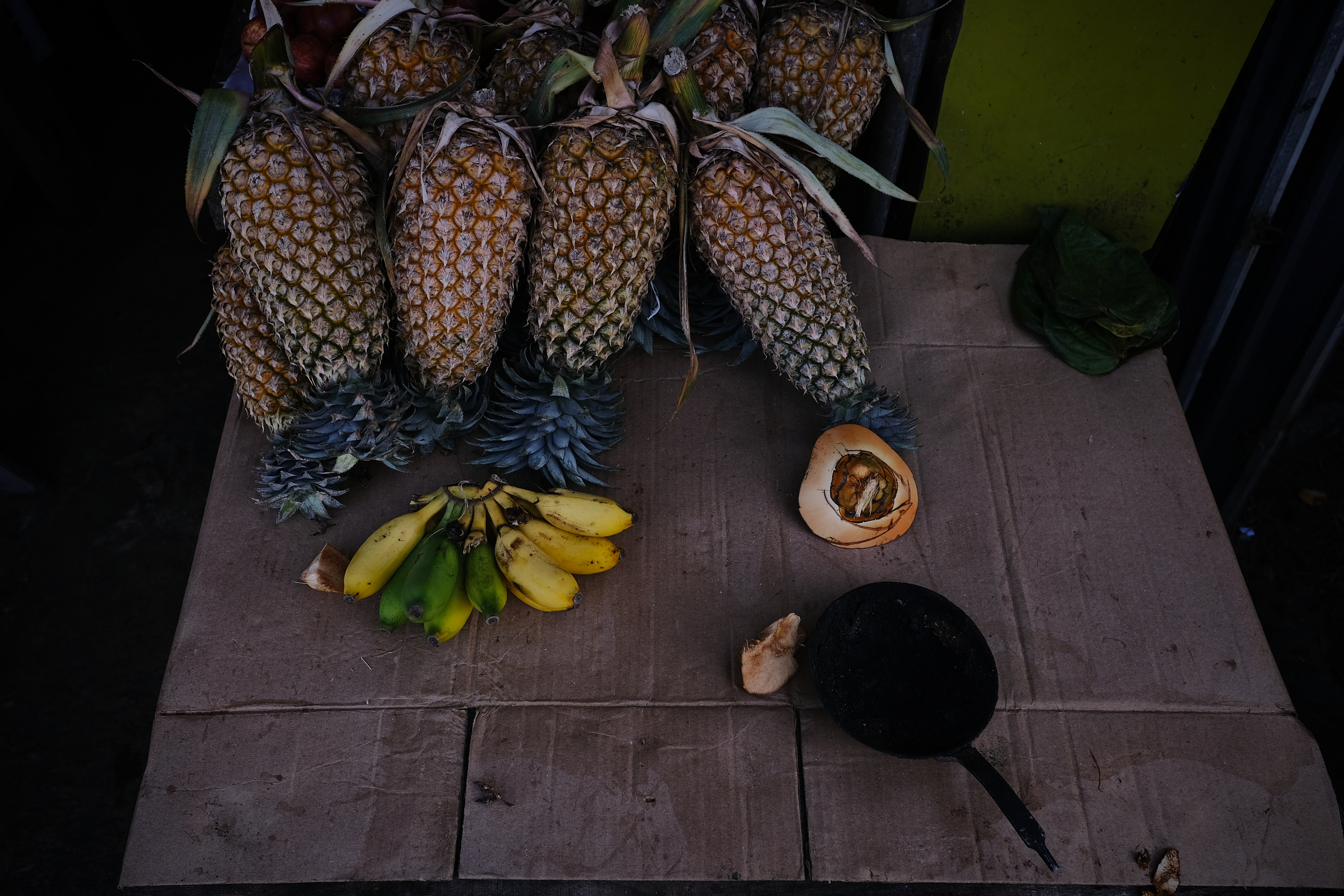 Sri Lanka, Weligama, 2021-10-02. Pineapples in the city. Photograph by Noemie de Bellaigue / Hans Lucas. 
Sri Lanka, Weligama, 2021-10-02. Des ananas dans la ville. Photographie par Noemie de Bellaigue / Hans Lucas.
