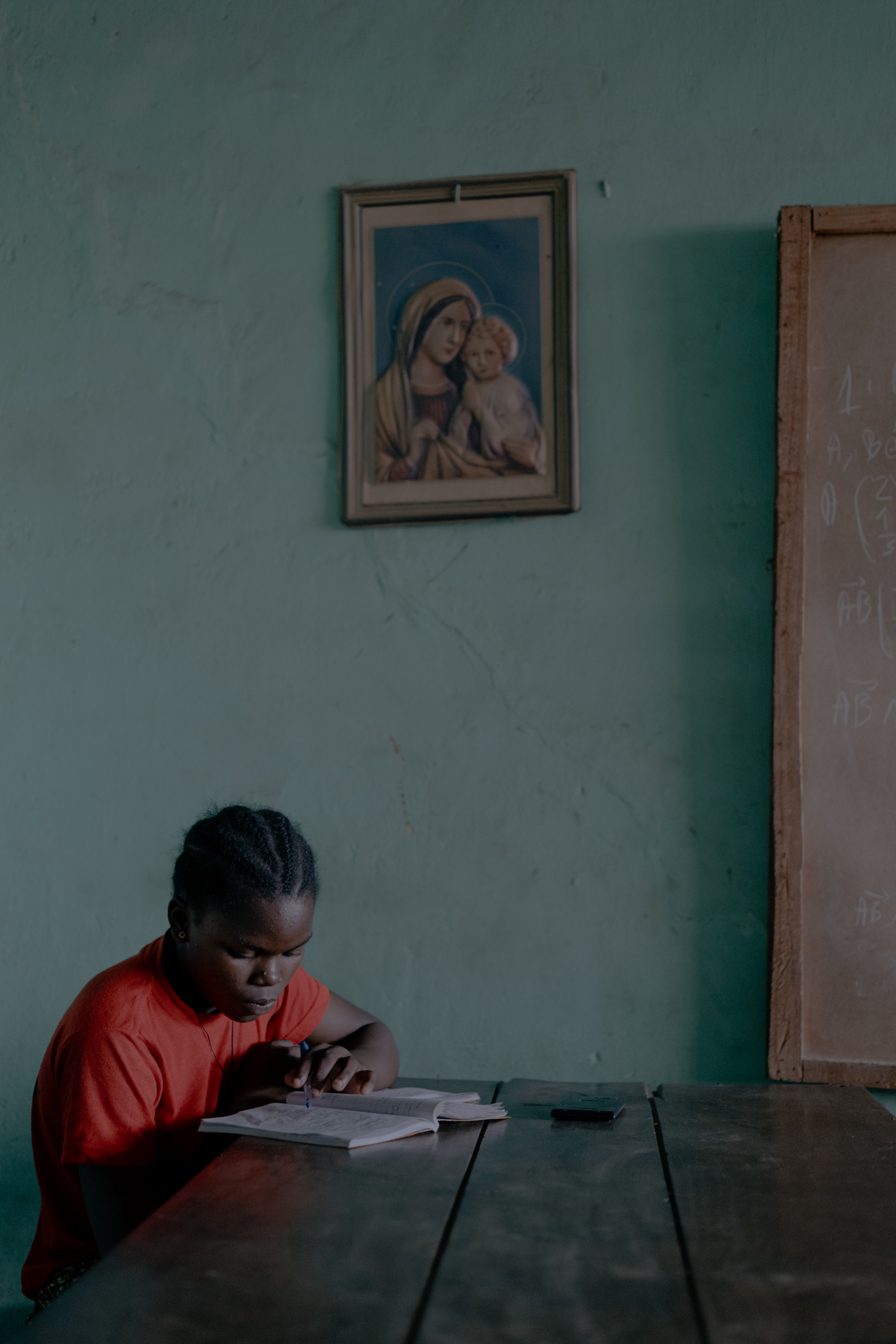 Estelle révise dans la salle d'étude, 2023