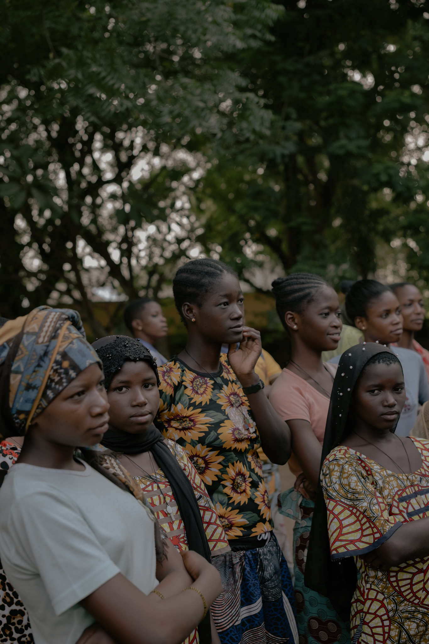Les filles dans la cour de l'internat, 2023